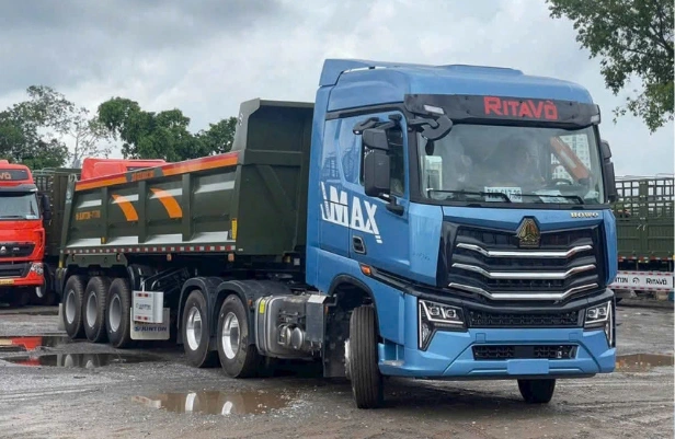 Xe đầu kéo màu xanh phục vụ vận chuyển hàng hóa