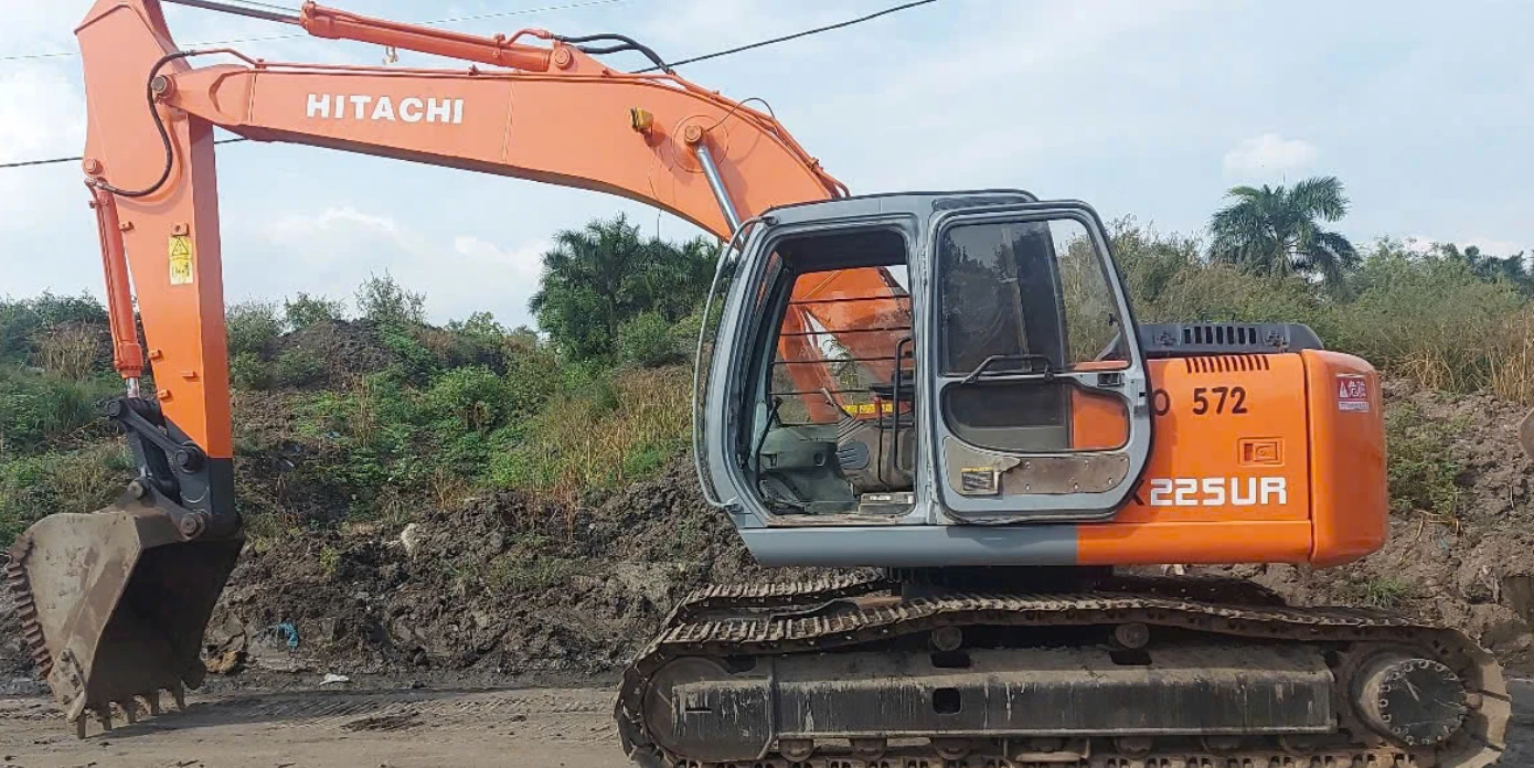 Máy đào Hitachi phục vụ thi công