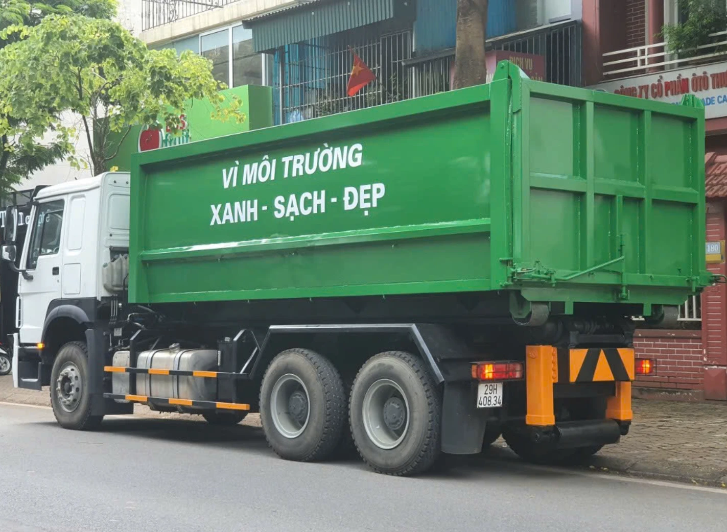 Xe vận chuyển chất thải với thông điệp Vì môi trường xanh sạch đẹp